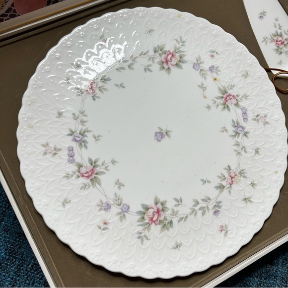 Vintage Mikasa Bone China Remembrance Floral Cake Plate and Server Set - Picture 5 of 11